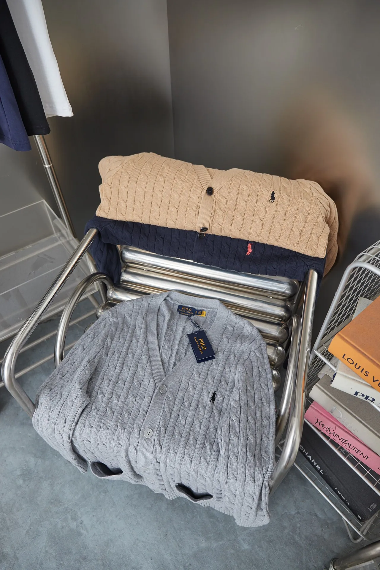 P250 POLO Paul Ralph Lauren 25FW new autumn and winter style classic war horse embroidered twist sweater, light luxury, a must-have item for daily commuting for men and women. Correct version. Welcome to compare. Detailed features · Made of 35% wool content yarn, 35% cashmere 30% synthetic fiber · Used German imported machine twist knitted cardigan · Open mold customization brand logo resin buttons · Imported Tajima machine embroidered classic war horse · Thread design on collar, cuffs and hem, windproof and comfortable · Original main mark, washed tag, moisture-proof paper packaging Color: black/khaki/grey Size: S M L XL
